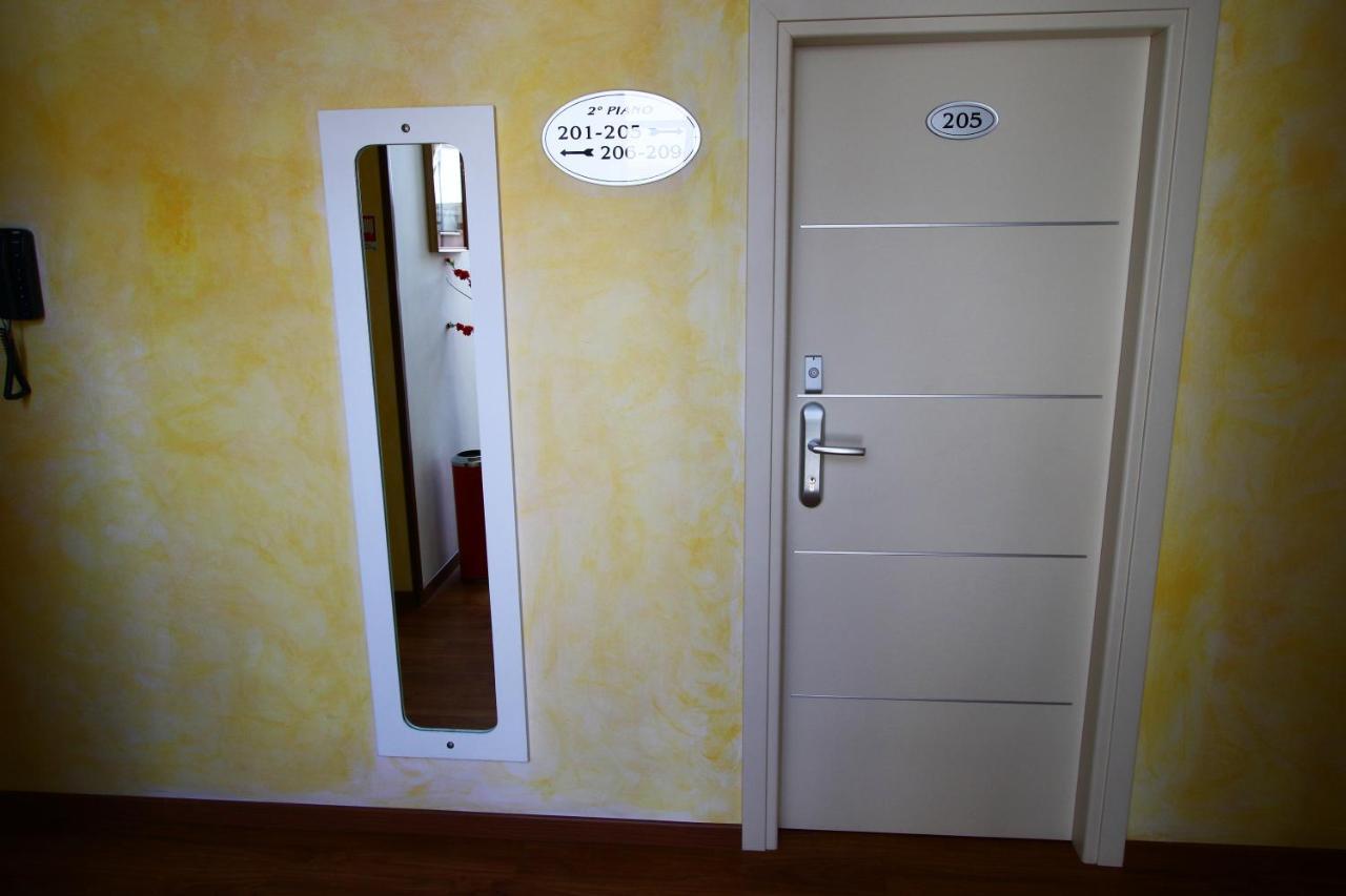 Hotel Arena Rimini Kültér fotó