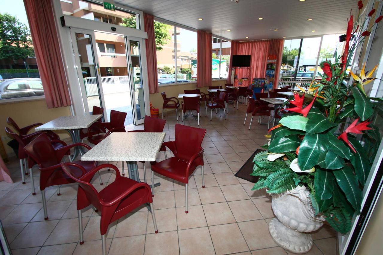 Hotel Arena Rimini Kültér fotó